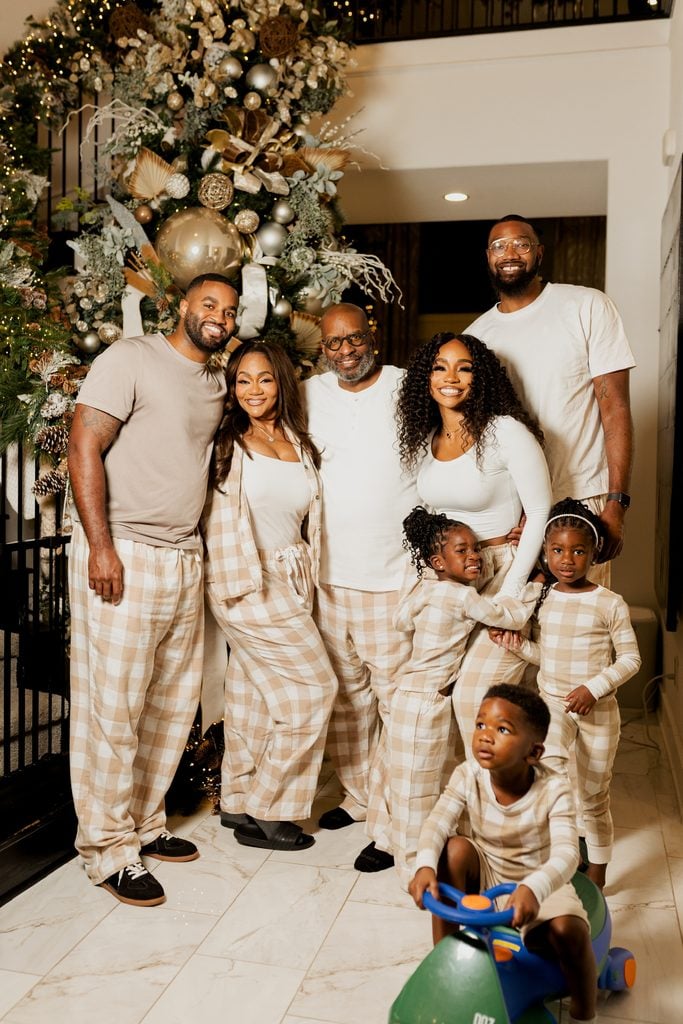 A Cozy Thanksgiving at Home: Matching Pajamas, Affordable Finds & Memories With the Family